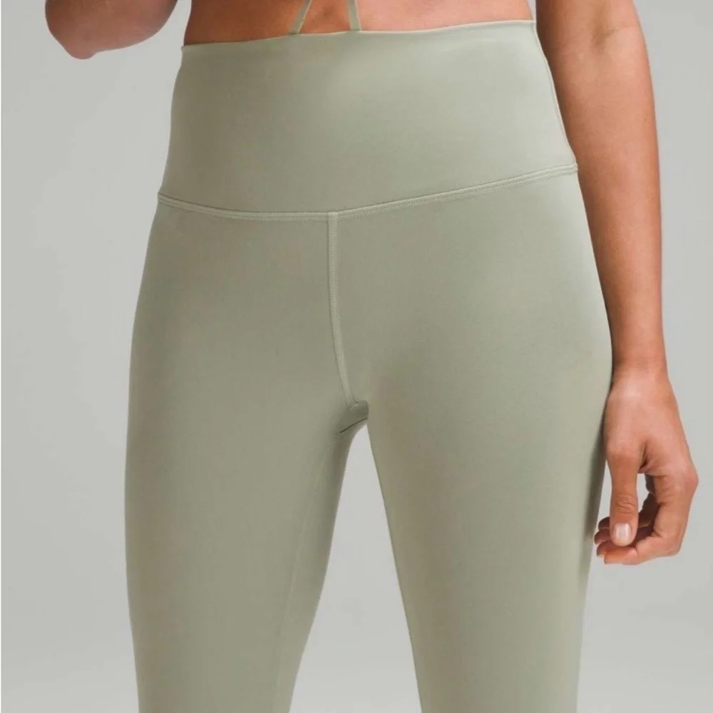 Lululemon sz 12 Wunder Train High-Rise Crop 23